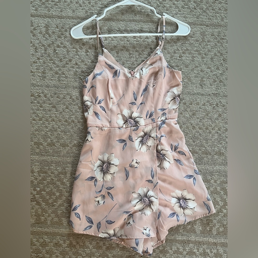 Lulus XS Pale pink romper used once basically new.